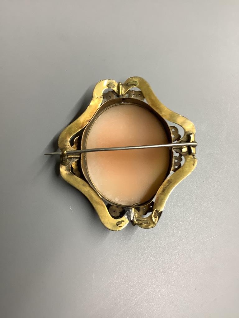 A Victorian pinchbeck and cameo shell set oval brooch, 6 cm.